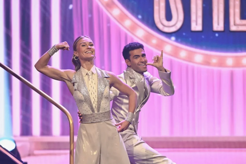 Julia Stiles and Ezra Sosa perform a quickstep to Dolly Parton's 9 to 5 on Dancing With the Stars