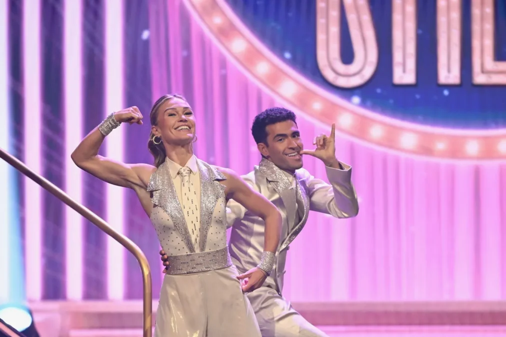 Julia Stiles and Ezra Sosa perform a quickstep to Dolly Parton's 9 to 5 on Dancing With the Stars